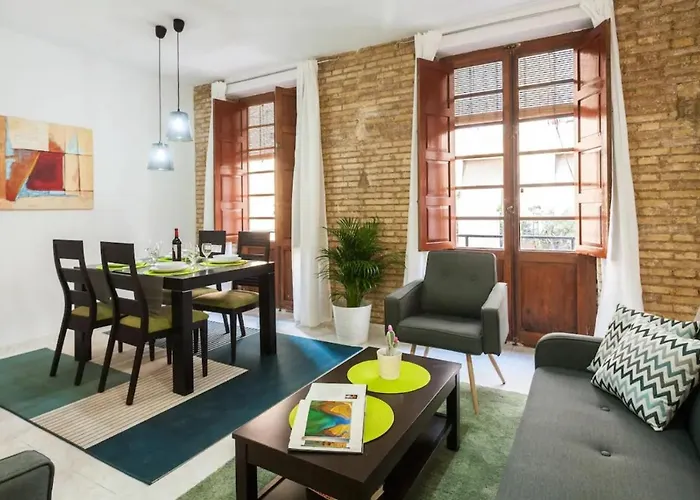 Spacious, Bright Apartment Next To The Old Town