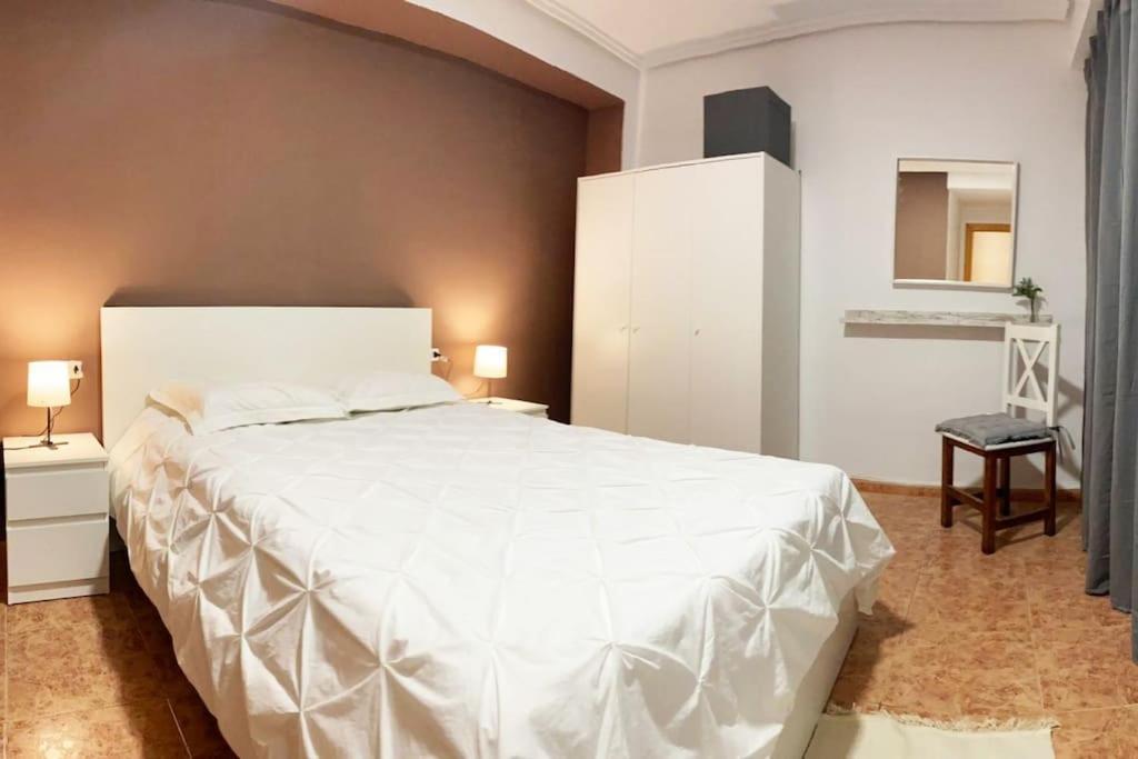 In Spacious Flat In Apartment Valencia