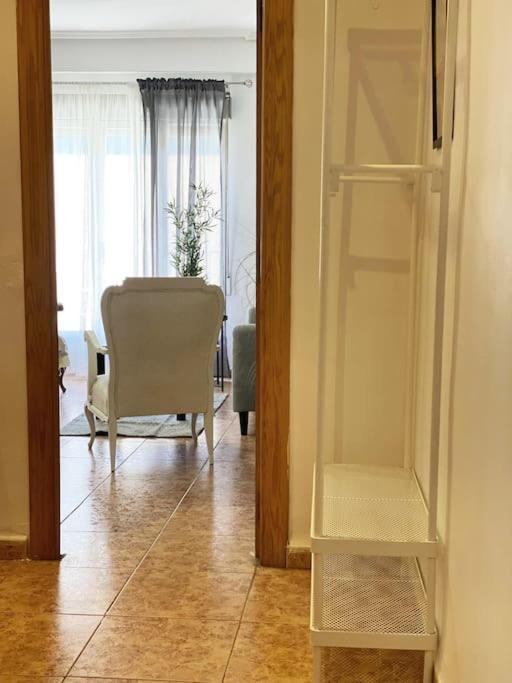 In Spacious Flat In Apartment *
