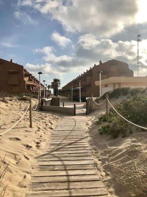 Adosado En La Playa De El Perellonet Con Piscina, Pista Tenis Сasa de vacaciones Valencia
