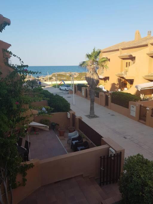 Adosado En La Playa De El Perellonet Con Piscina, Pista Tenis Сasa de vacaciones Valencia