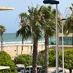 Stylish Well-Connected Beachfront Flat