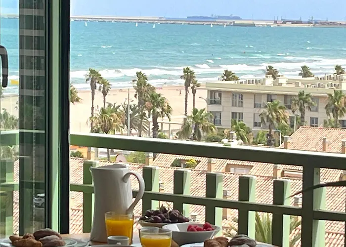 Stylish Well-Connected Beachfront Flat