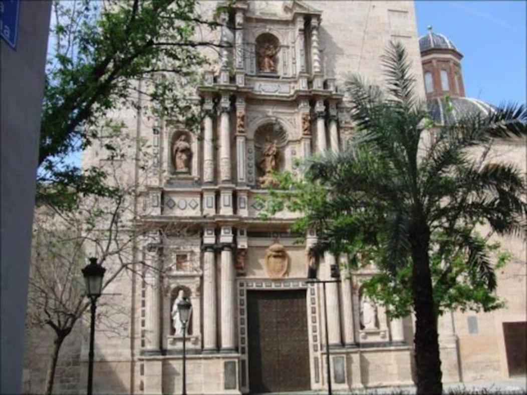 Soleado En Plaza Del Carmen Valencia