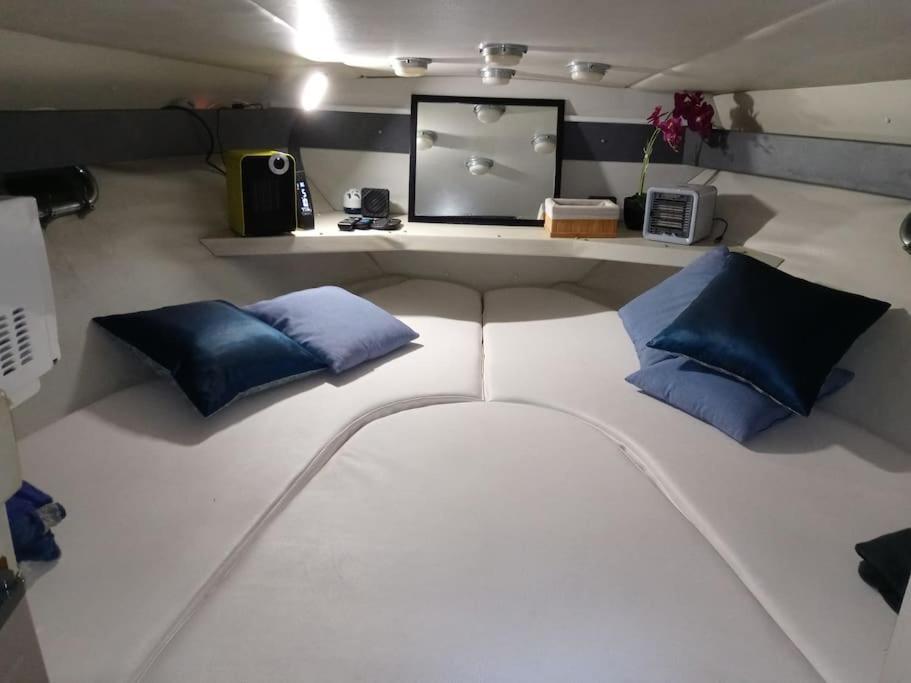 Exclusive Boat In Marina De Valencia, Ideal For Couples Hotel en barco