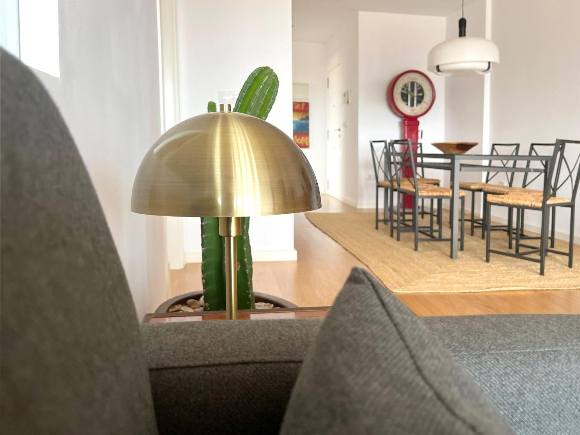 Apartment Stylish Well-connected Beachfront Flat *