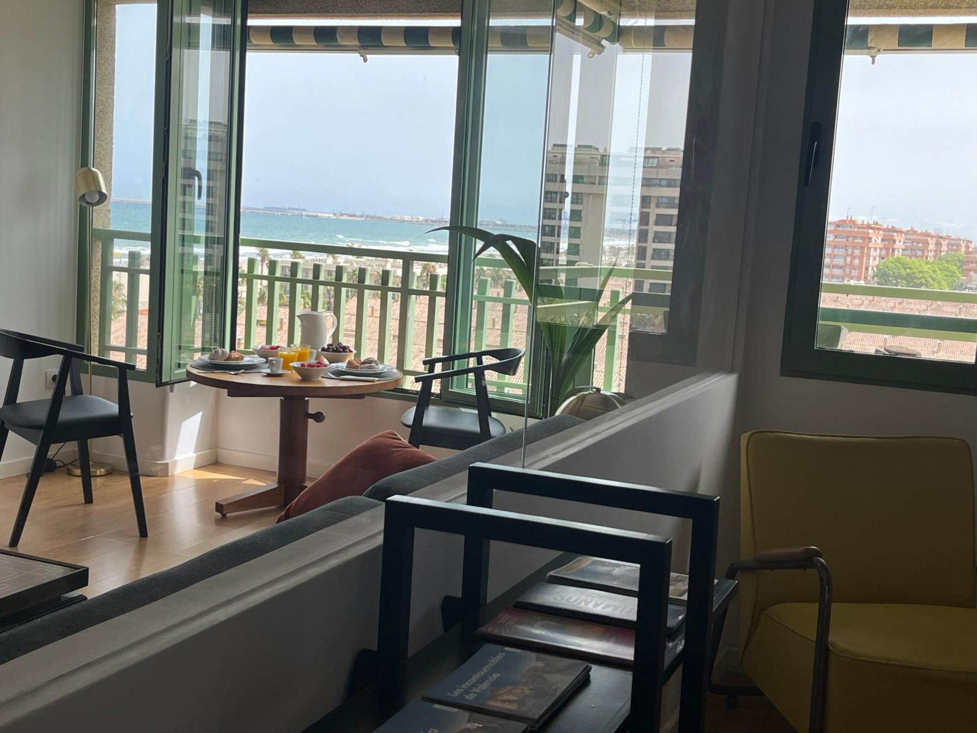 Stylish Well-connected Beachfront Flat Apartment
