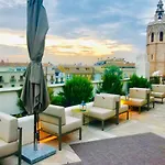 Reina Rooms
