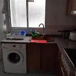 habitación pequeña en piso compartido con 2 adultos y 1 perrito