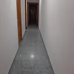 habitación pequeña en piso compartido con 2 adultos y 1 perrito