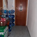 habitación pequeña en piso compartido con 2 adultos y 1 perrito
