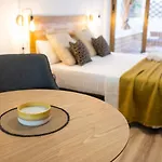 Florit Flats - The Apolo Loft