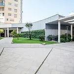 Apartamento con piscina, garaje y Wifi gratis