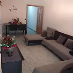 habitación pequeña en piso compartido con 2 adultos y 1 perrito