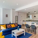 Spacious Clean & Colorful Apt Quiet Zone