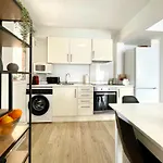 Spacious, Sunny Flat By City Of Arts & Sciences