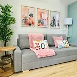 Bright & Stylish Flat Close To Center