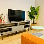 Ori A Cool & Wide Apartment Next To Historic Center