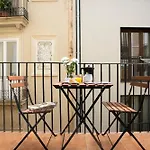 SingularStays Mercado Central