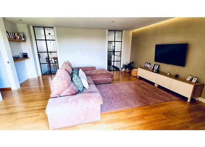 Lovely Penthouse Condo With Pool