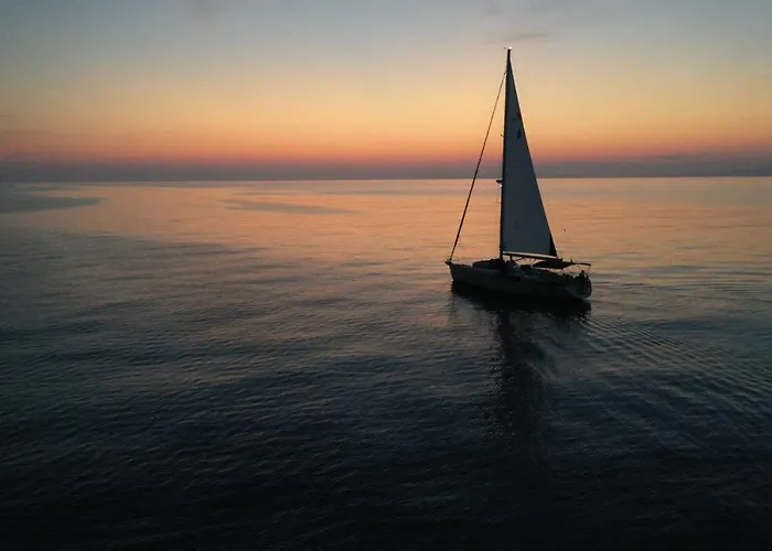 An Amazing Experience Enjoy The City From A Boat Up To 8 People