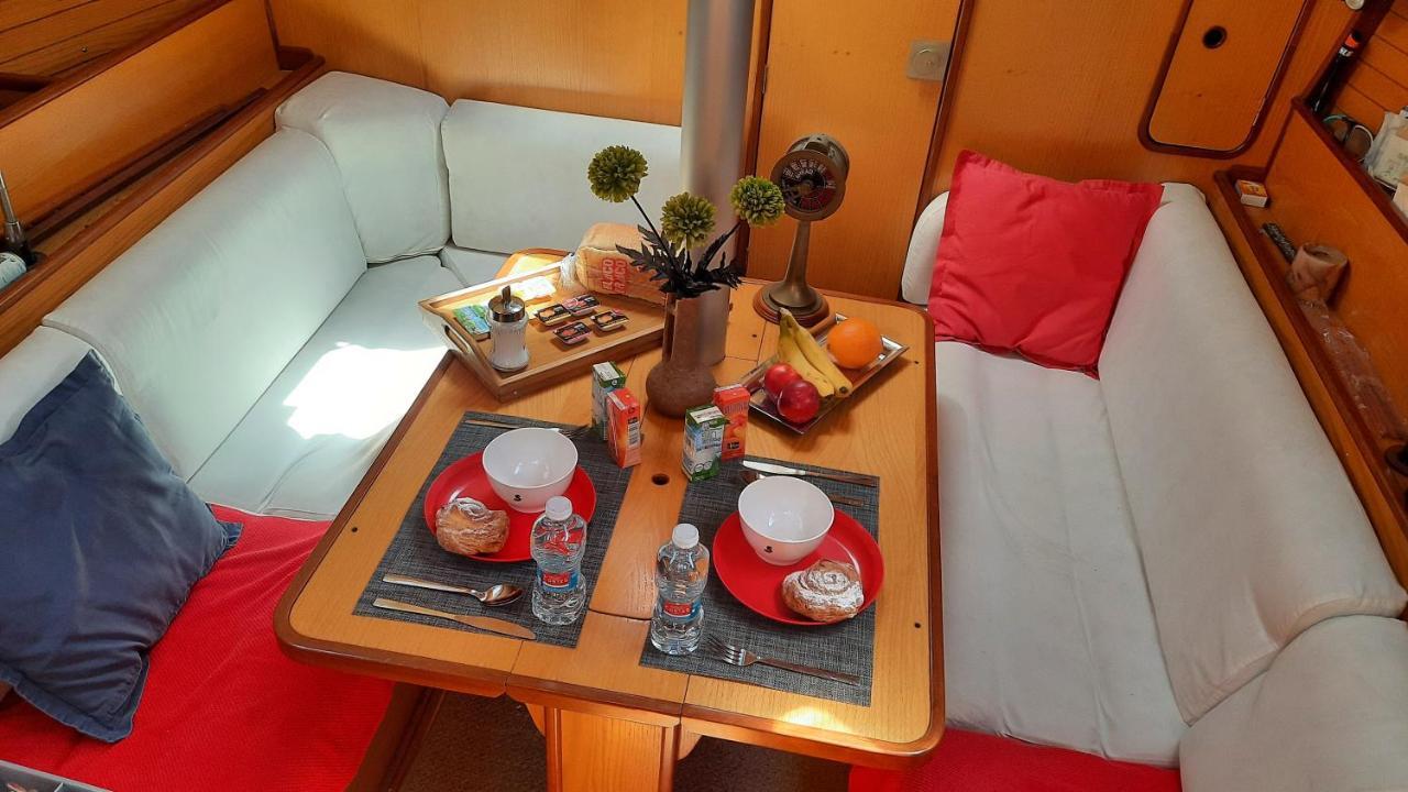 Velero Jaws Evasion Hotel en barco