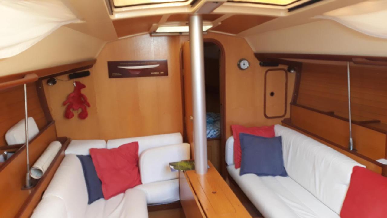 Velero Jaws Evasion Hotel en barco *