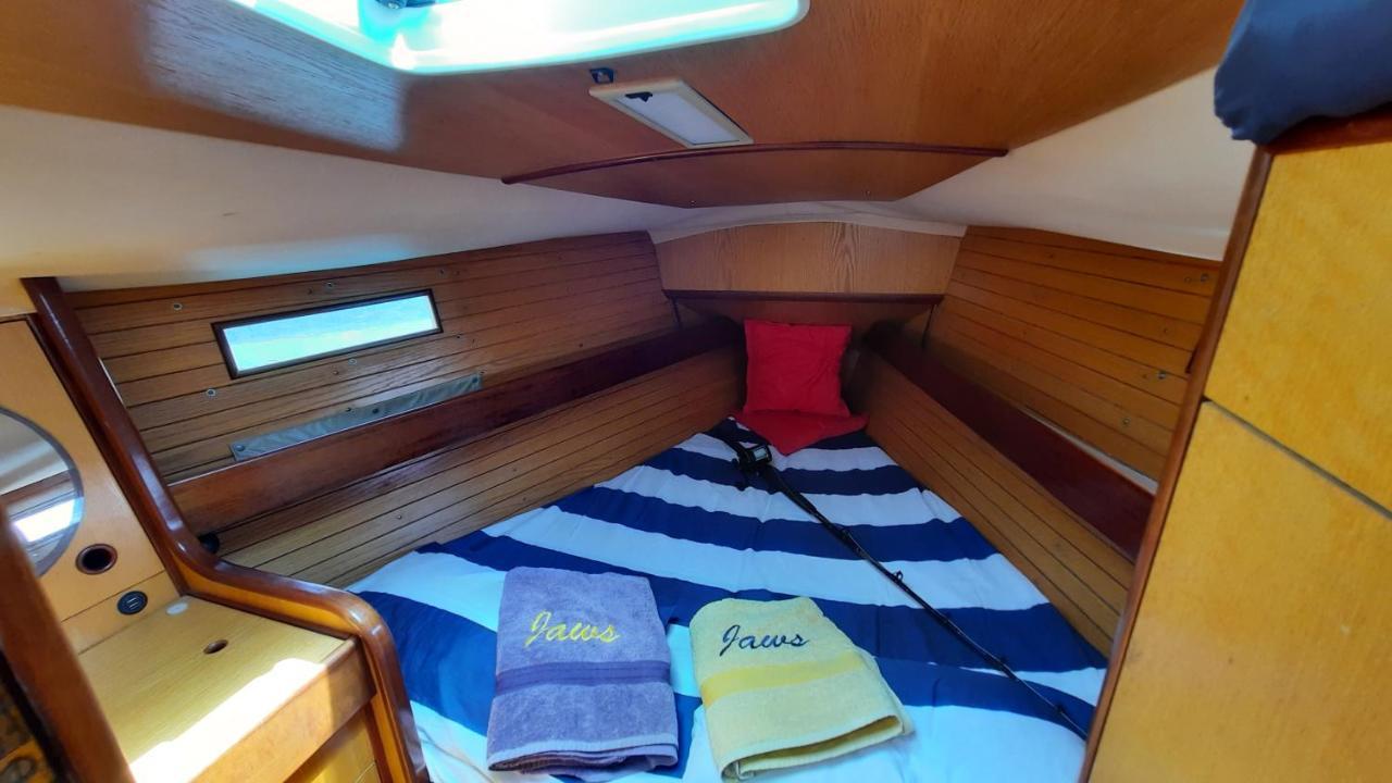 Velero Jaws Evasion Hotel en barco *