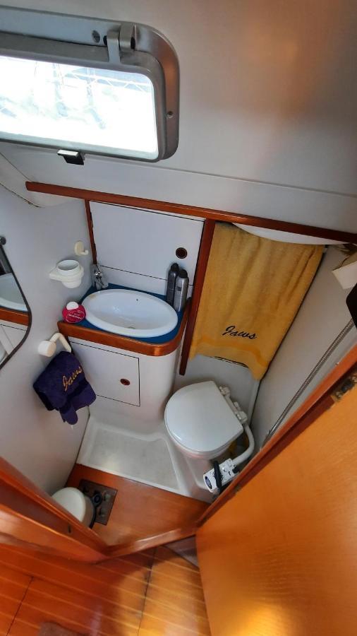 Velero Jaws Evasion Hotel en barco