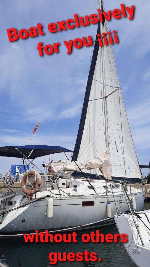 Velero Jaws Evasion Hotel en barco Valencia