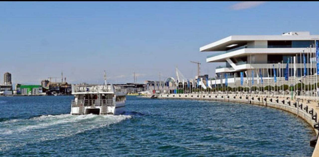 Velero Jaws Evasion Hotel en barco Valencia