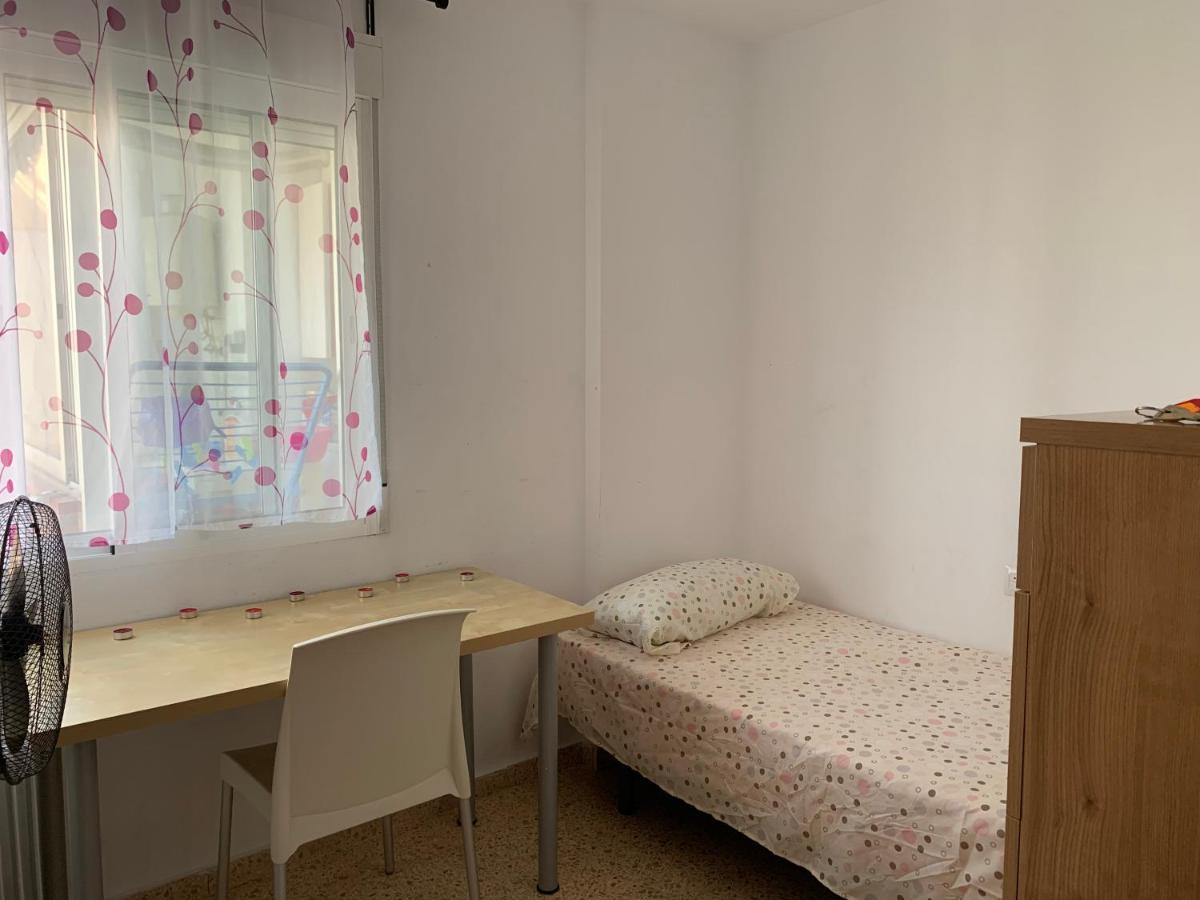 Habitación Con Cama Individual, Piso Compartido En Avenida Blasco Ibáñez Habitación en casa particular