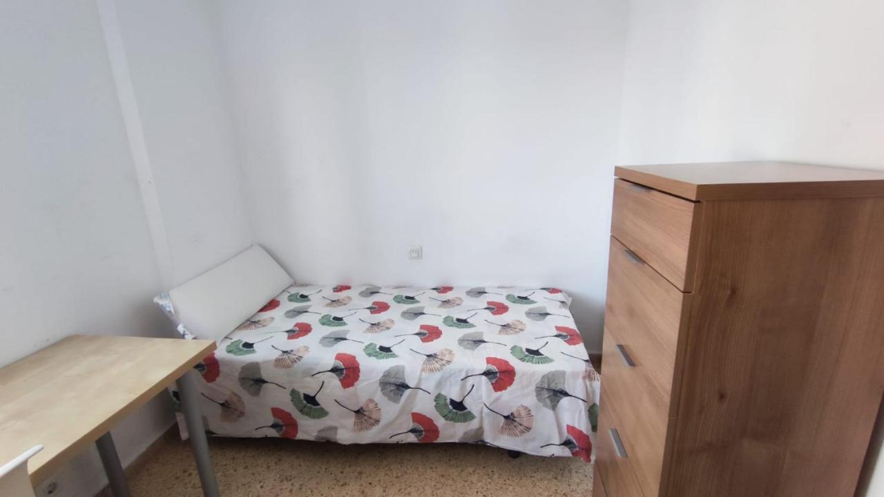 Habitación Con Cama Individual, Piso Compartido En Avenida Blasco Ibáñez Habitación en casa particular *