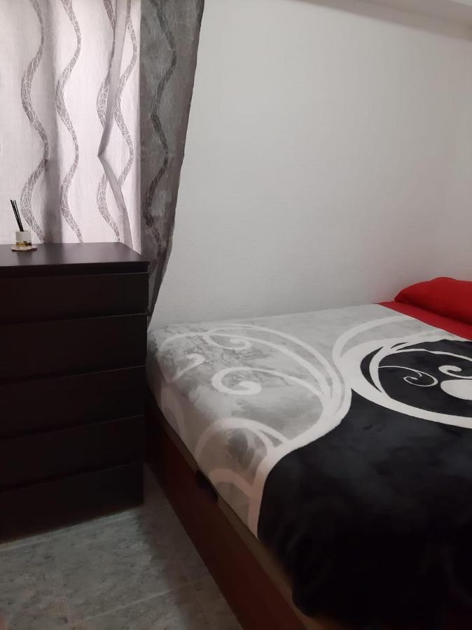 Habitación Pequeña En Piso Compartido Con 2 Adultos Y 1 Perrito *