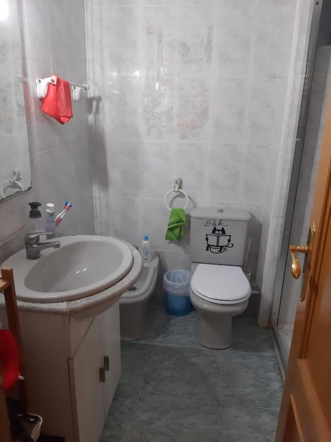 Habitación Pequeña En Piso Compartido Con 2 Adultos Y 1 Perrito Habitación en casa particular Valencia