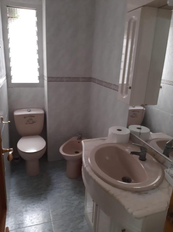 Habitación Pequeña En Piso Compartido Con 2 Adultos Y 1 Perrito Valencia