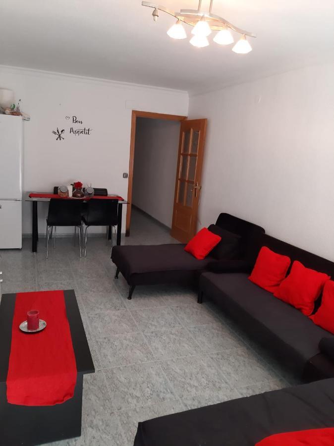 Habitación Pequeña En Piso Compartido Con 2 Adultos Y 1 Perrito *