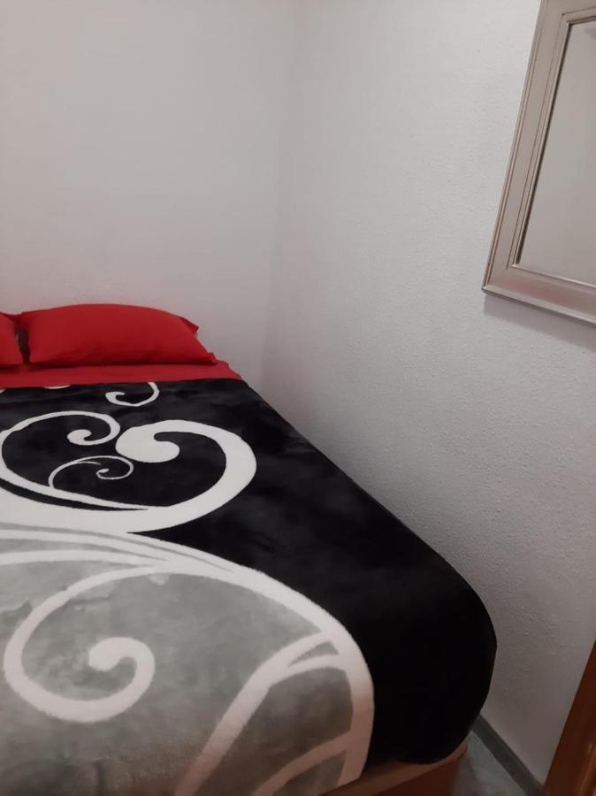 Habitación en casa particular Habitación Pequeña En Piso Compartido Con 2 Adultos Y 1 Perrito Valencia