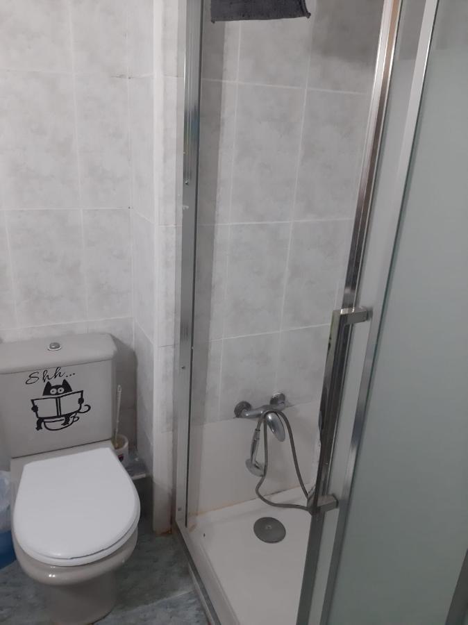 Habitación Pequeña En Piso Compartido Con 2 Adultos Y 1 Perrito Valencia