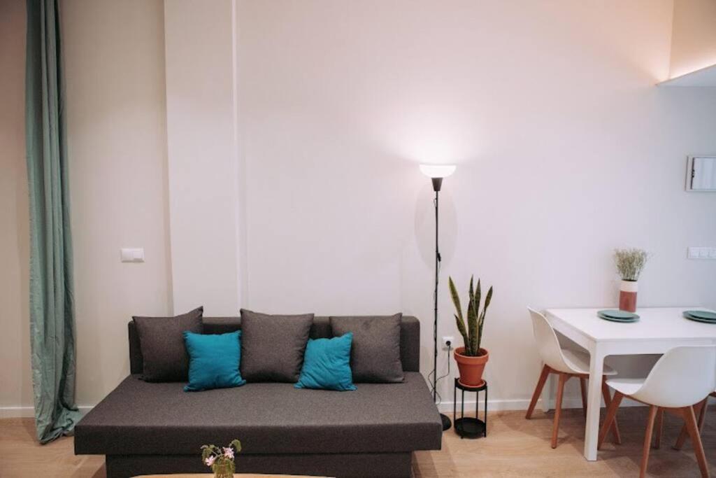 Estelles Close To Apartment