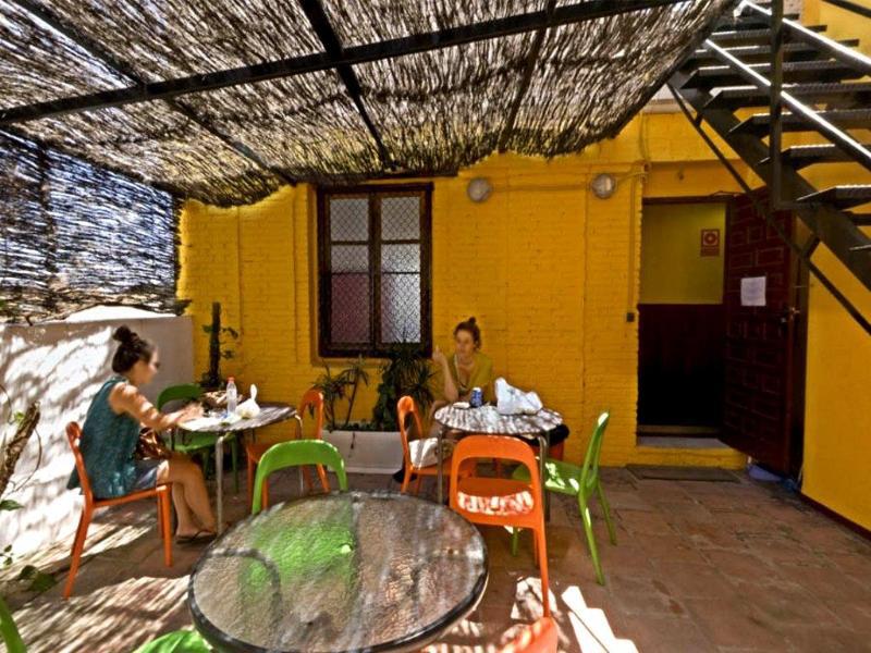 Hostal Feetup Backpackers *