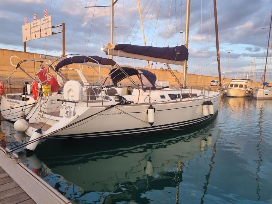 Hotel en barco Velero Monia