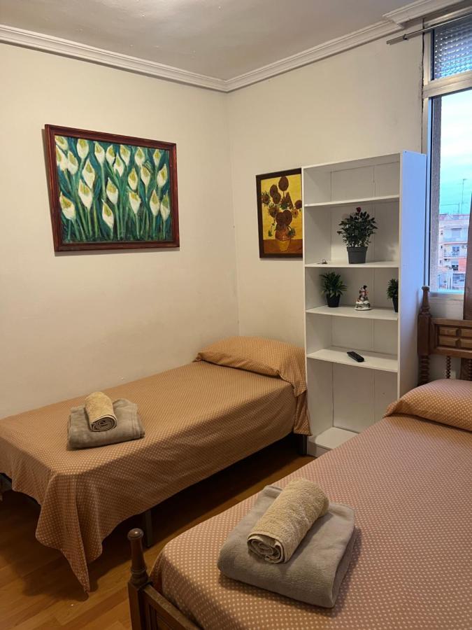 Malvarrosa Comoda Y Sencilla Cerca De La Playa Habitación en casa particular