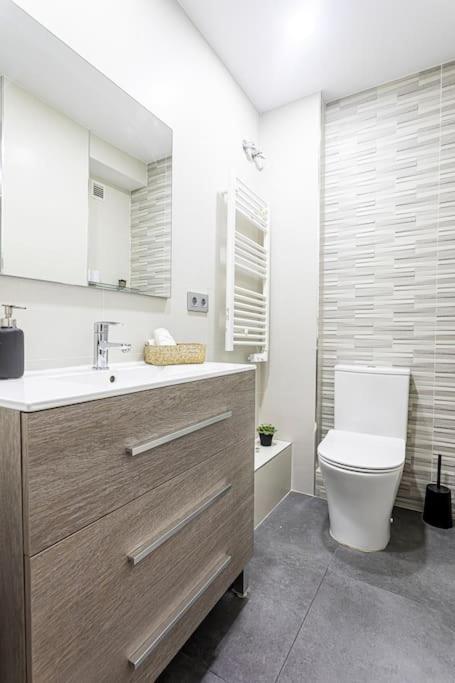 Precioso Piso Moderno: Terraza, A/c, Netflix, Wifi *