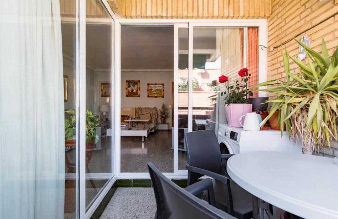 Habitación Triple Con Aire Acondicionado, Cama De Matrimonio Y De Cuerpo Y Medio A Kilómetro Y Pico De La Playa * Valencia