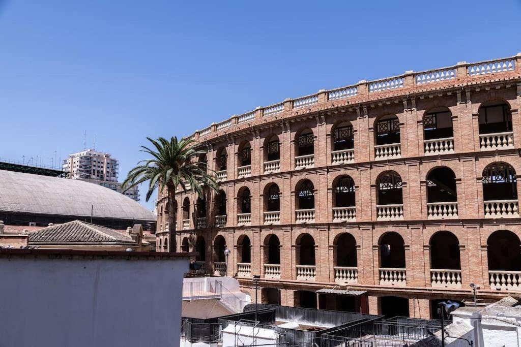Bonito Y Amplio Piso Junto A La Plaza De Toros. *