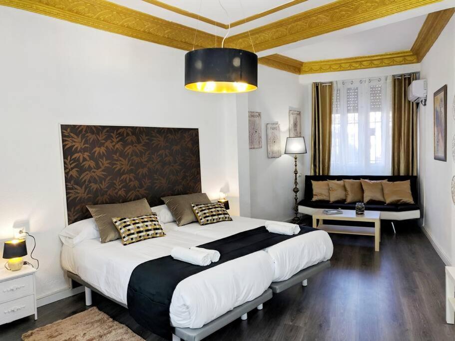 Bonito Y Amplio Piso Junto A La Plaza De Toros. Apartamento