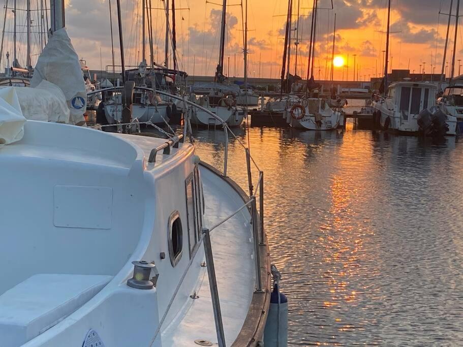 Velero Menorquin Con Encanto Hotel en barco *