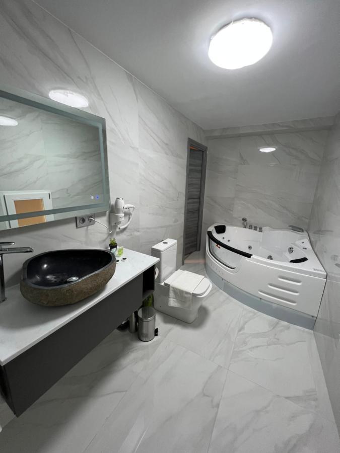 Cozy Side 2bd Apartment, 150m To The