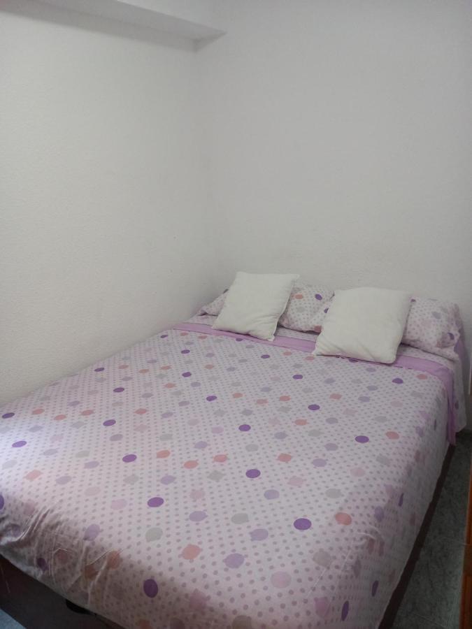Habitación Pequeña En Piso Compartido Con 2 Adultos Y 1 Perrito * Valencia